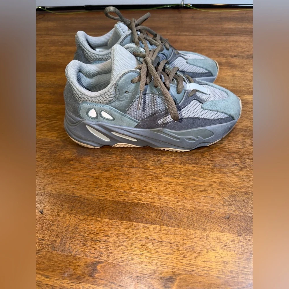 Adidas Yeezy 700